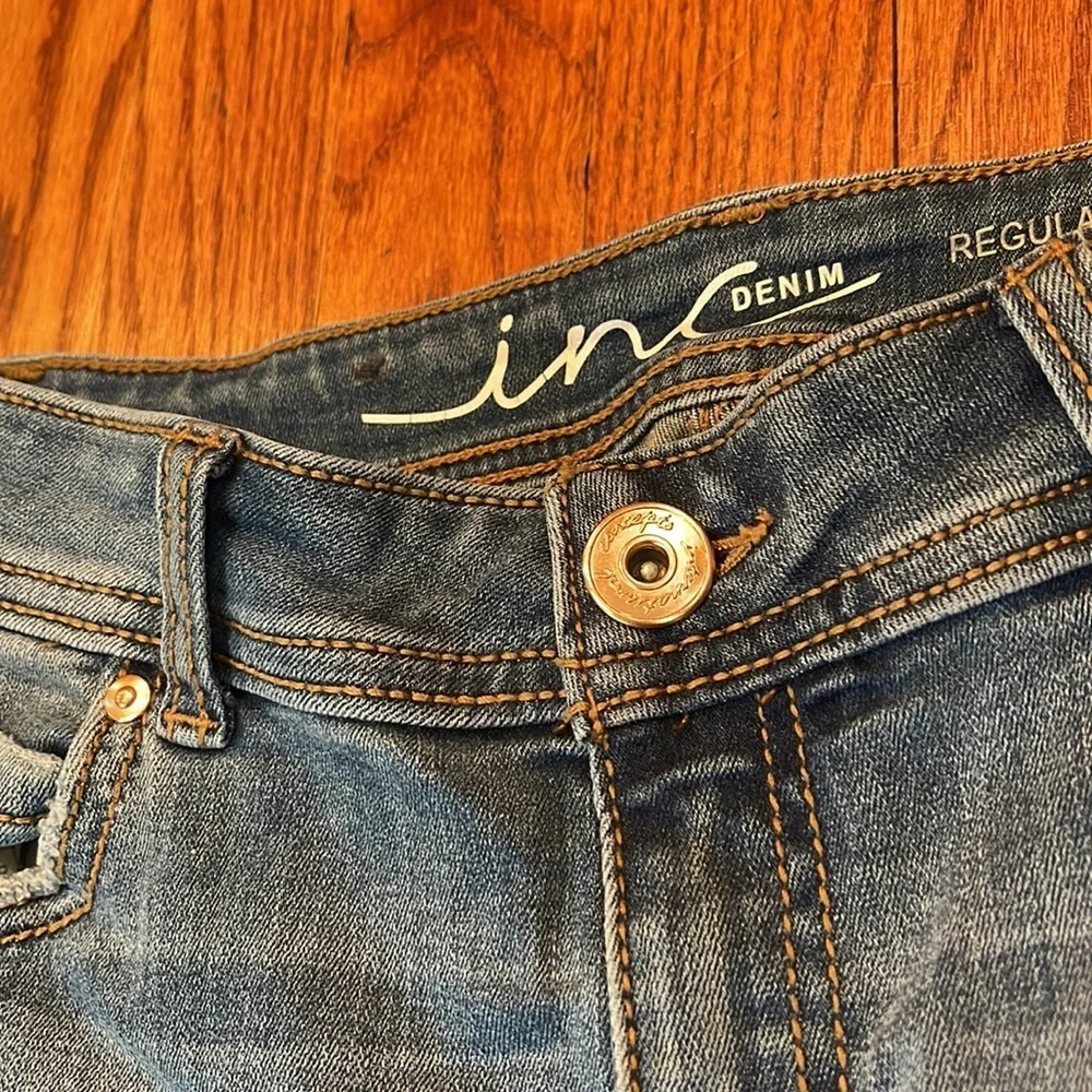 EUC Inc International Concepts Distressed Denim Cuff Shorts Size 6 - Picture 7 of 17